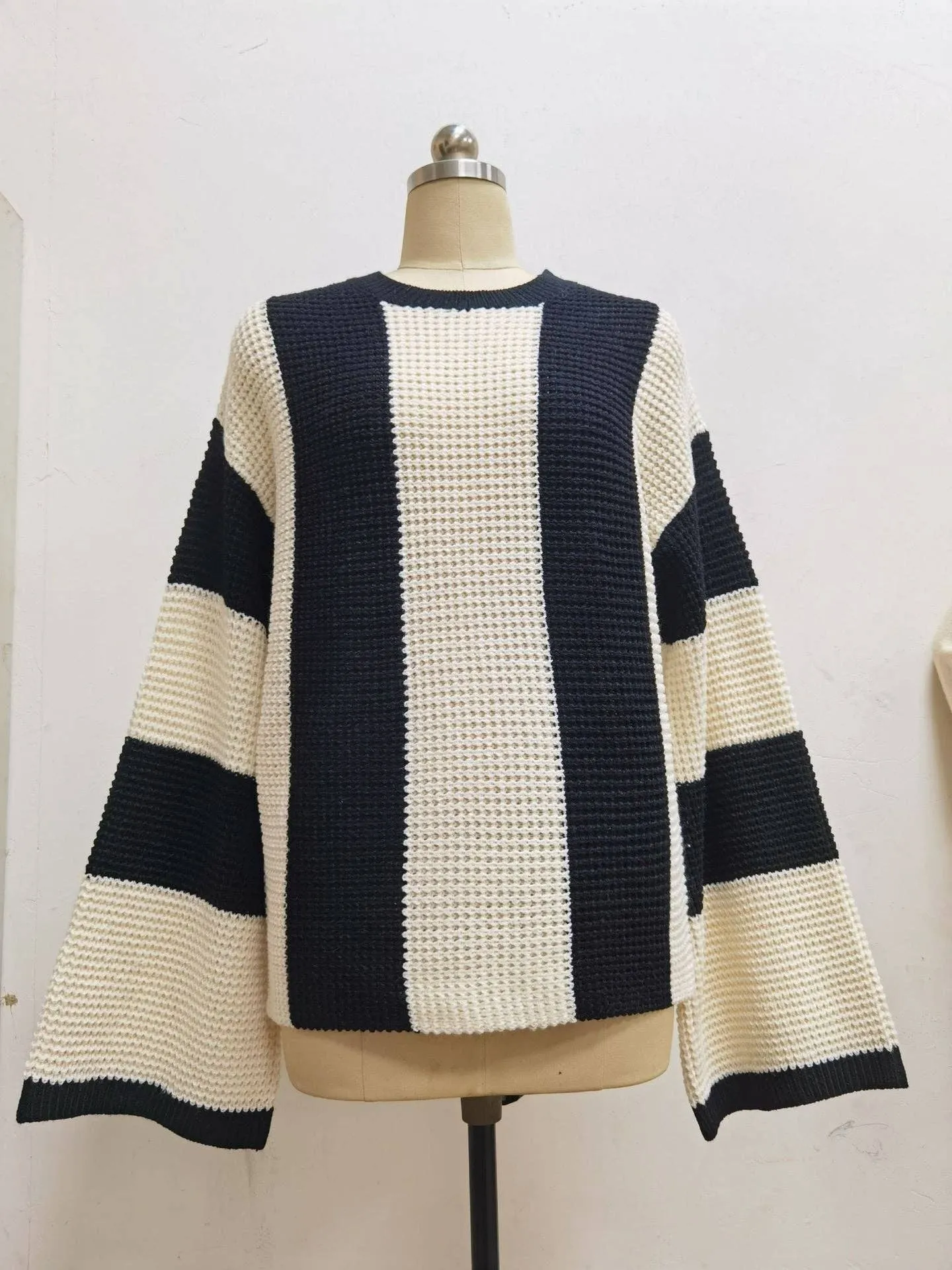 Funkyrel Atzbranding Limited - Round Neck Color-Block Knit Sweater